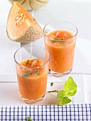 Melonenkaltschale mit Melonenkugeln und Minze in Gläsern
