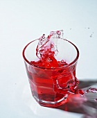Saft spritzt aus einem Glas