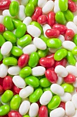 Rote, grüne und weiße Jelly Beans (bildfüllend)