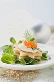 Toaststerne mit Creme fraiche, Kaviar und Feldsalat