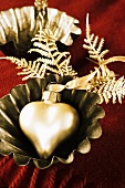 Weihnachtsschmuck: Backförmchen mit goldenem Herz