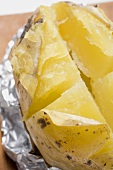 Baked potato (close-up)