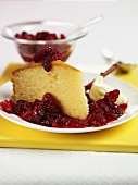Kuchenstück mit Cranberrykompott