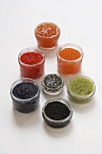Verschiedene Kaviarsorten in Gläsern