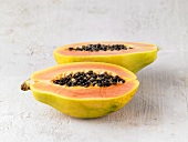 Papaya, halbiert