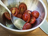 Marinating tomatoes