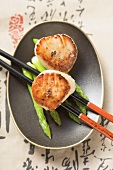 Fried scallops with green asparagus (Asia)