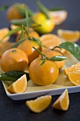 Orangen mit Blättern