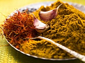Spices for pasta and rice (saffron, curry powder and garlic)