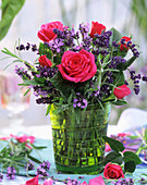 Rosen mit Lavendelblüten in Glasvase