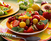 Obstsalat mit Sommerfrüchten und Zitronenmelisse