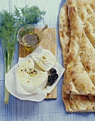 Türkisches Fladenbrot mit Schafskäse und Oliven
