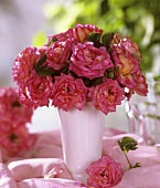 Ein Strauss rosa Rosen in der Vase
