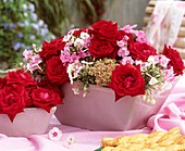 Jardiniere mit roten Rosen und Flammenblumen