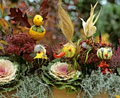 Dekoratives Herbststilleben mit Kürbisfiguren