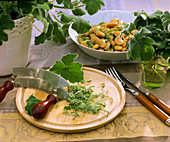Pfefferminzgeranie (Pelargonium tomentosum) für Bohnensalat