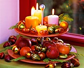Weihnachtliche Etagere mit Kerzen, Obst und Scheinzypresse
