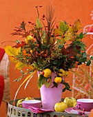 Herbststrauss mit Quitten in rosa Vase