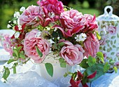 Strauß aus rosa Rosen, Schleierkraut und Clematisranke