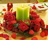 Kranz aus roten Rosen, Efeu & Fuchsschwanz mit grüner Kerze