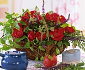 Korb mit roten Rosen, Ziersalbei und Clematisranken