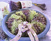 Mediterraner Kräuterkranz aus Lavendel und Schleierkraut