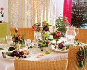 Weihnachtstisch mit Rosen, Kiefer, Efeu und Baumschmuck