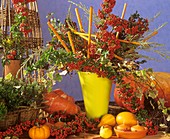 Herbstliche Deko mit Feuerdorn und Zierkürbissen