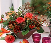 Schale mit Rosen, Hagebutten, Zierpaprika