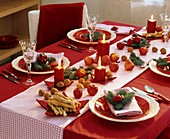 Weihnachtliche Tischdekoration mit Äpfeln