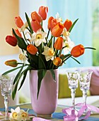 Tulpen und Narzissen in rosa Vase