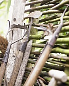 Gartenwerkzeug am Weidenzaun