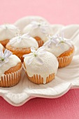 Mini-cupcakes with white chocolate icing and flowers
