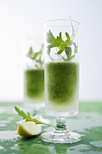 Zwei Gläser Rucola-Gin-Cocktail