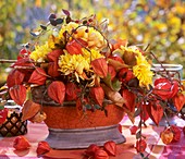 Gesteck aus Herbstchrysanthemen und Lampionblumen
