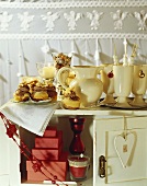 Marmor-Muffins auf weihnachtlich dekoriertem Schrank