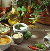 Stillleben mit verschiedenen Saucen und Ölsorten