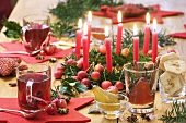 Weihnachtlicher Tisch mit Kranz, Grog und Butterplätzchen