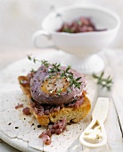 In Burgunder porchiertes Ei mit Brotcroutons und Zwiebelpüree