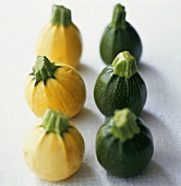 Gelbe und grüne runde Minizucchini