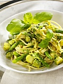Spaghetti with pesto and green beans