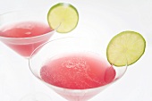 Zwei Cosmopolitan Cocktails mit Limettenscheibe (Ausschnitt)