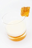 Honig-Cocktail mit Weinbrand und Sahne