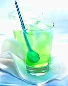 Waldmeister-Cocktail mit Eiswürfeln