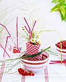 Napkin decoration of bent grass, marguerites & redcurrants