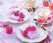 Gedeckter Tisch mit Cappuccino und mit Hortensien geschmückt
