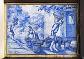 Azulejo zeigt Weinlese in Old Blandy Wine Lodge, Adegas de São Francisco, Funchal, Madeira