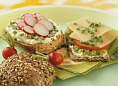 Roll with raw vegetables and cheese, crispbread with tomato