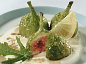 Baked figs in spicy sauce