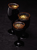Schokoladencreme in drei Gläsern mit Blattgold